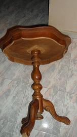 Tavolini  in legno di noce intarsiato