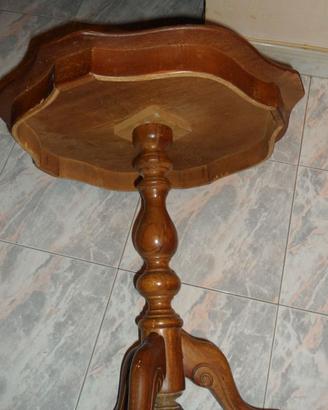 Tavolini  in legno di noce intarsiato
