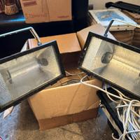 Tre potenti fari da esterno con cavi