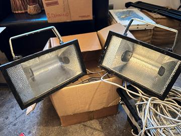 Tre potenti fari da esterno con cavi