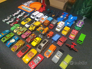 Tanti e tanti modellini di vario genere e annate