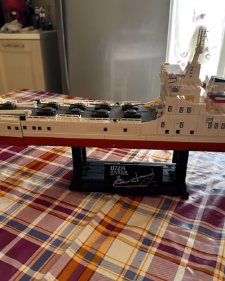 Nave militare logistica in lego