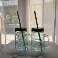 Bicchieri con coperchio e cannucce