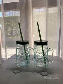 Bicchieri con coperchio e cannucce