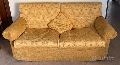 Divano due posti rifoderato da tapeezziere