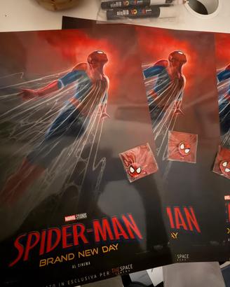 Lotto x 3 poster + pin di spider man brand new day