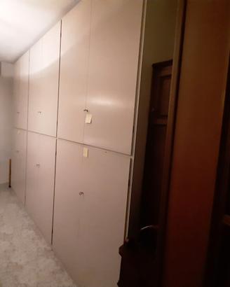 2 armadi in legno massello, rivestiti in formica
