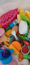 Cibo e utensili in legno e plastica