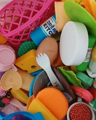 Cibo e utensili in legno e plastica