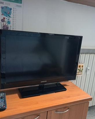 TV Samsung 32" LCD – modello C/DVB‑T HD (2011)