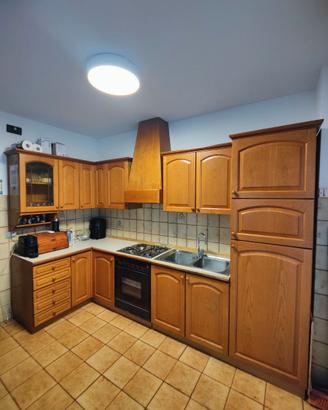 CUCINA COMPLETA CON FORNO, FORNELLI E FRIGORIFERO