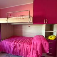 letto a ponte con armadio e scaffali.