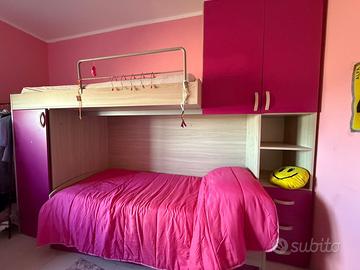 letto a ponte con armadio e scaffali.
