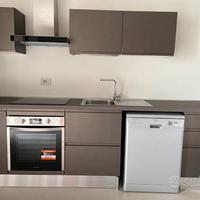 Cucina con piano induzione e forno Indesit
