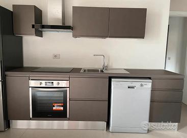 Cucina con piano induzione e forno Indesit