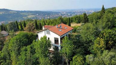 Villa di 275 m² con più di 5 locali e box auto a P