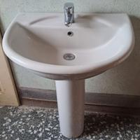 Lavabo Ideal Standard con colonna e miscelatore