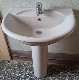 Lavabo Ideal Standard con colonna e miscelatore