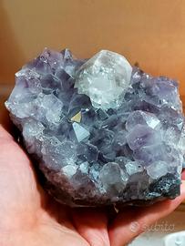 Drusa di Ametista con Cristallo di Calcite 