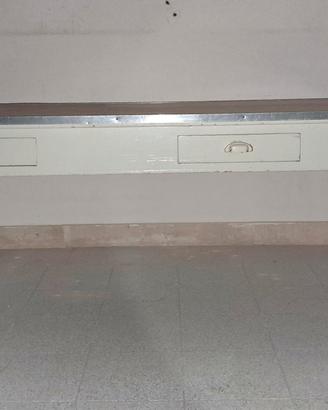 Tavolo da laboratorio in legno e formica