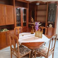 mobile stile classico con tavolo e sedie