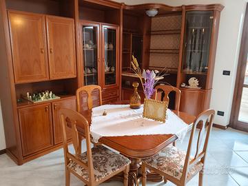 mobile stile classico con tavolo e sedie