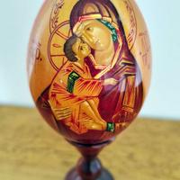 Uovo di legno con icona russa
