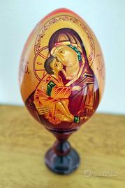 Uovo di legno con icona russa