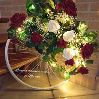 ruota cerchione addobbo con rose e luci