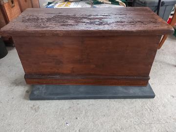 Antica Cassapanca in Legno di Castagno