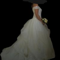 Abito sposa bianco con velo. Vestito matrimonio. 