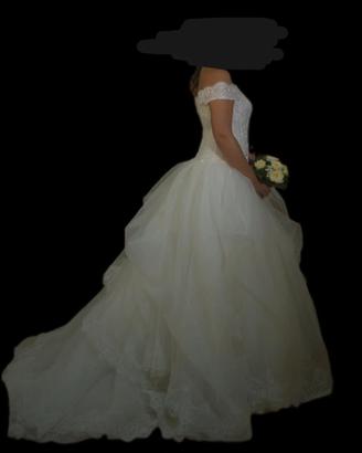 Abito sposa bianco con velo. Vestito matrimonio. 