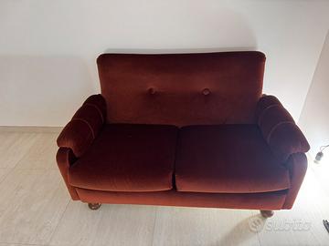 Divano rosso di velluto, design anni '60-'70