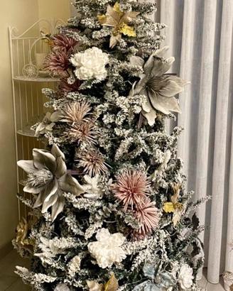 Albero di natale innevato