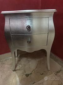 Comodino argentato elegante