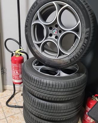 SET CERCHI E GOMME ALFA ROMEO STELVIO 235/55/19 .