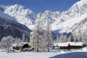 Macugnaga. Appartamento panoramico con giardino