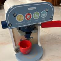 Macchinetta del caffè in legno con cialde e tazze
