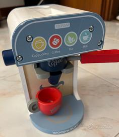 Macchinetta del caffè in legno con cialde e tazze