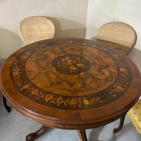 Tavolo rotondo classico in legno intarsiato