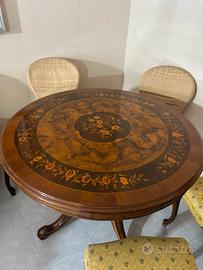 Tavolo rotondo classico in legno intarsiato