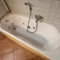 Vasca da bagno in vetroresina con idromassaggio