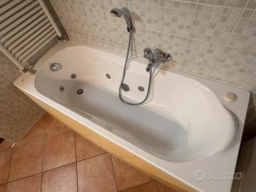 Vasca da bagno in vetroresina con idromassaggio
