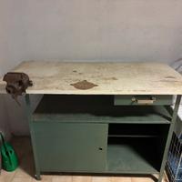 Banco da lavoro con morsa