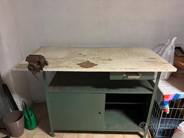 Banco da lavoro con morsa