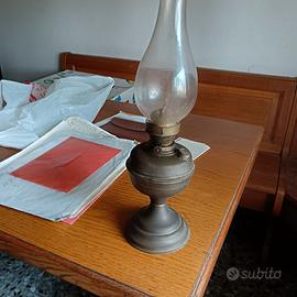 Lanterna a olio vintage in metallo e vetro