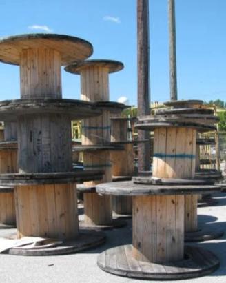 Bobine in legno grandi per cavi elettrici usate