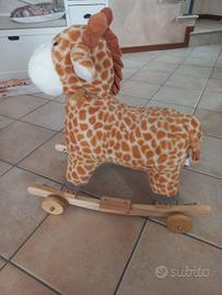 giraffa peluche a dondolo o con ruote per bambini.