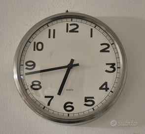 Orologio da parete IKEA.
Orologio