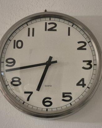 Orologio da parete IKEA.
Orologio